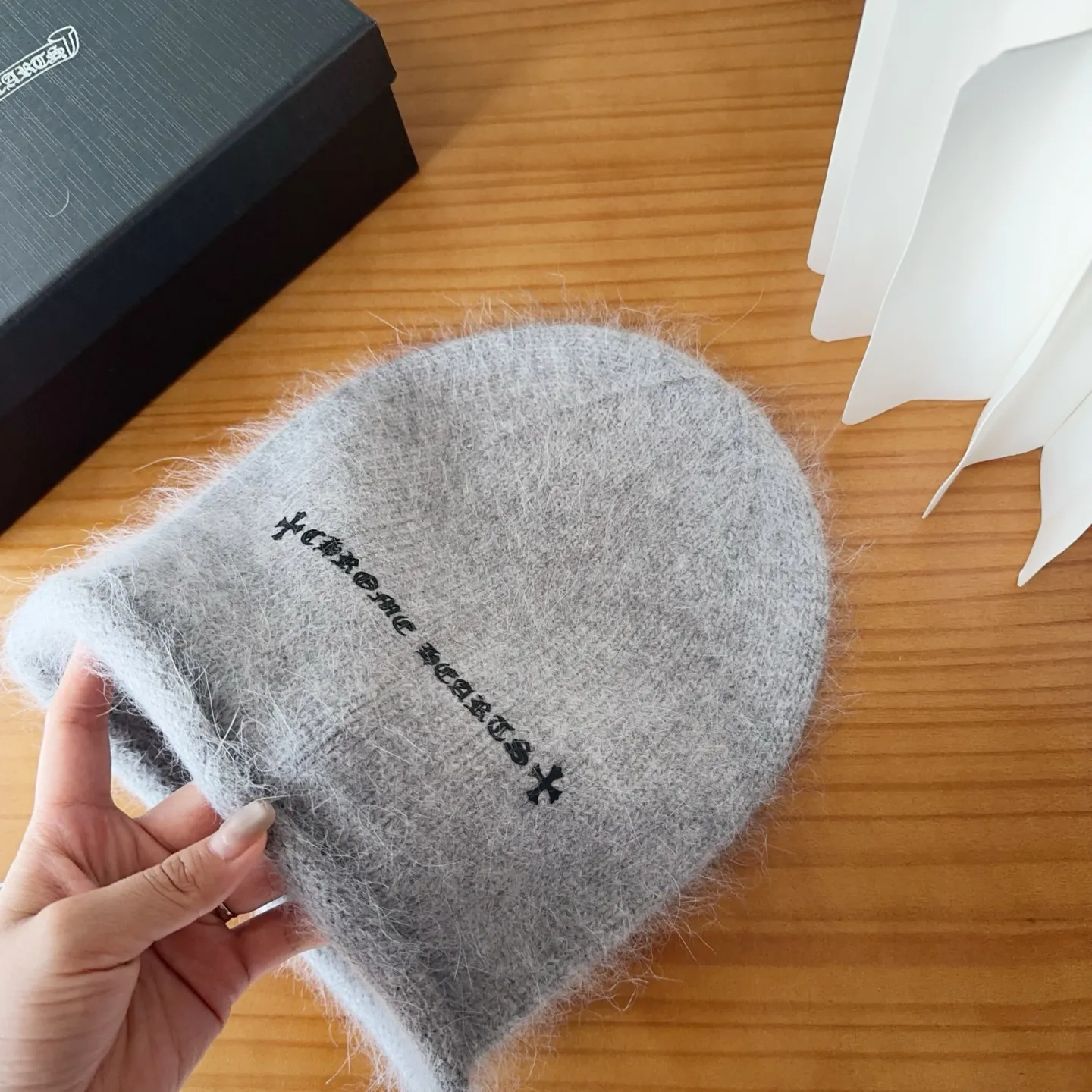 💰50 Crow Heart Autumn and Winter Wool Knitted Beanie This must be a favorite of minimalism. It is clean, neat, fashionable and versatile, and will definitely not be picky about your face shape! A fashionable classic that lasts forever! Fashionable black and white can be purchased together!